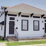 Captivating Conti Hideaway- Mid-City Perfection