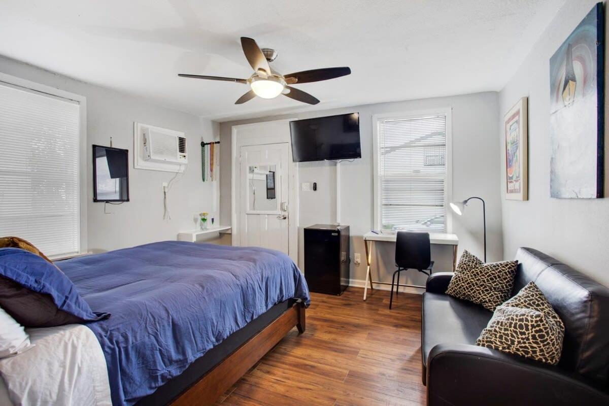 Captivating Conti Hideaway- Mid-city Perfection